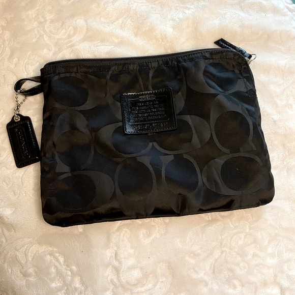 Auth Coach X-Large nylon pouch. Great to put in large totes. - Picture 1 of 4